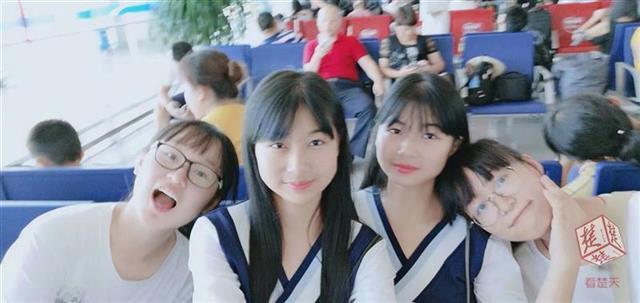 牛！双胞胎姐妹闯过自主招生三关，同被武大成人直播网站
录取